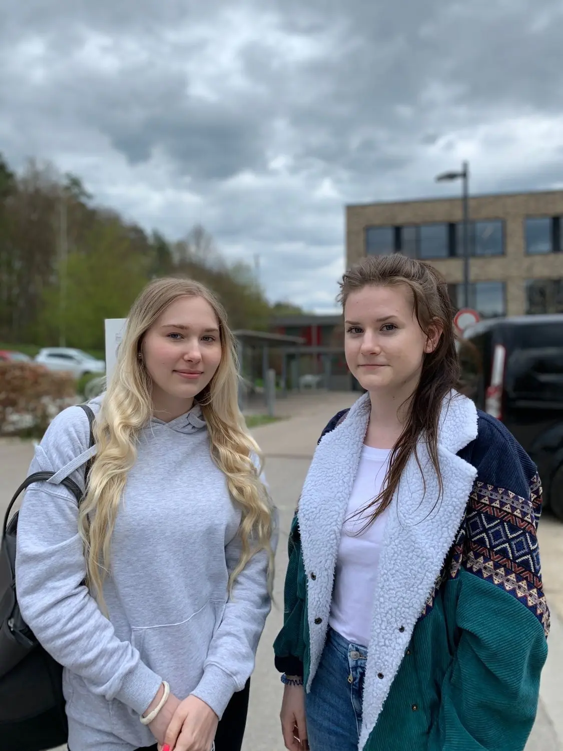 Die Abiturientinnen Veronika Schlegel und Julia Hönemann am Sozialwissenschaftlichen Gymnasium.