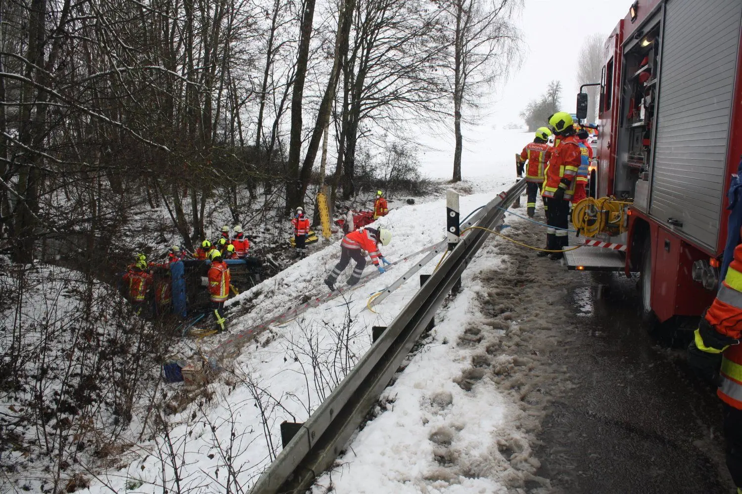 Eine Frau ist am Dienstagmittag mit ihrem Wagen in der Schmerach bei Ilshofen gelandet. Sie wurde dabei schwer verletzt.