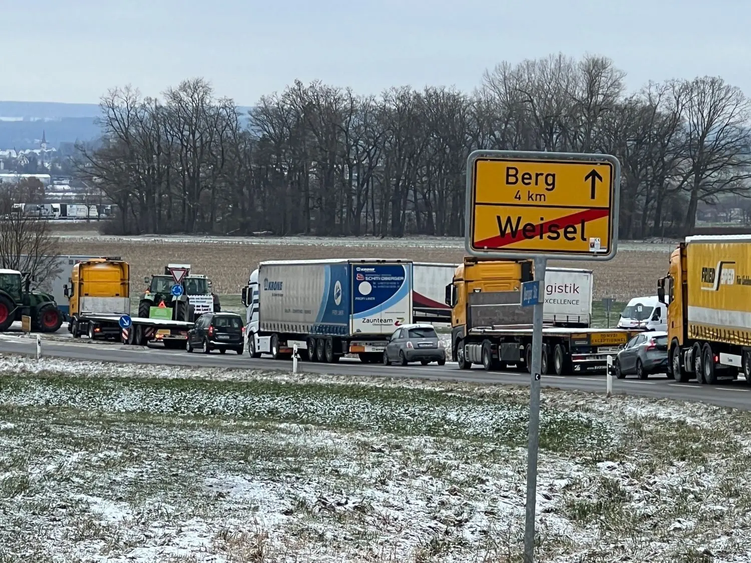 Bauernproteste in der Region... hier am Kreisverkehr in Ehingen-Weisel. Die Blockade des Kreisverkehrs durch Traktoren sorgte für einen langen Stau.