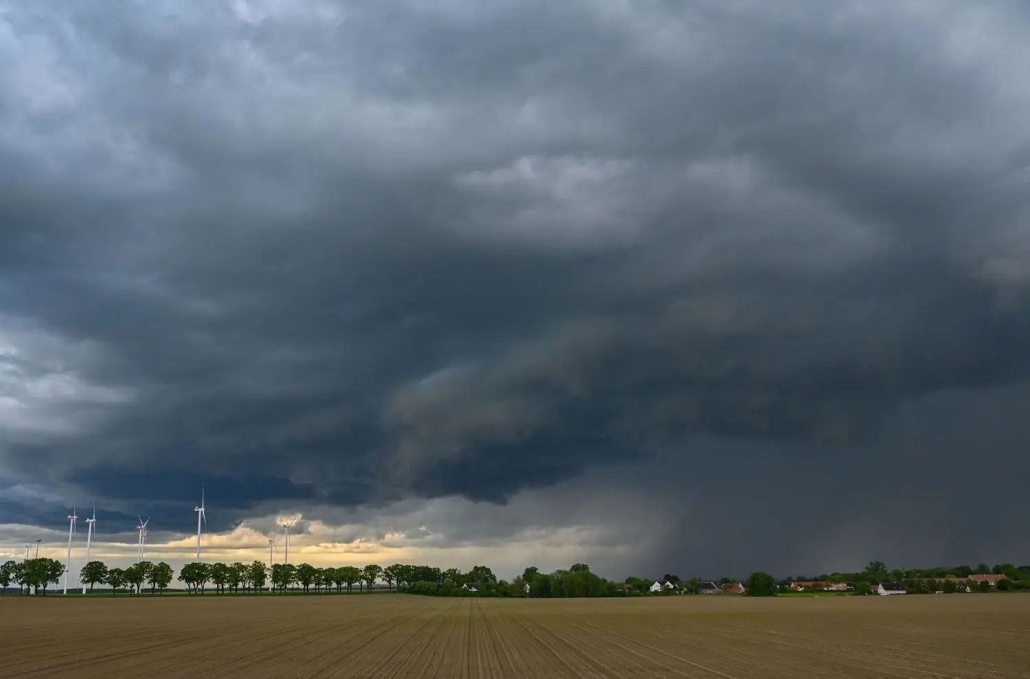 Deutschland wird an diesem Wochenende von Unwettern mit Gewitter und teils Starkregen heimgesucht. Auch in Bayern und Baden-Württemberg gab es Unwetter mit Starkregen.