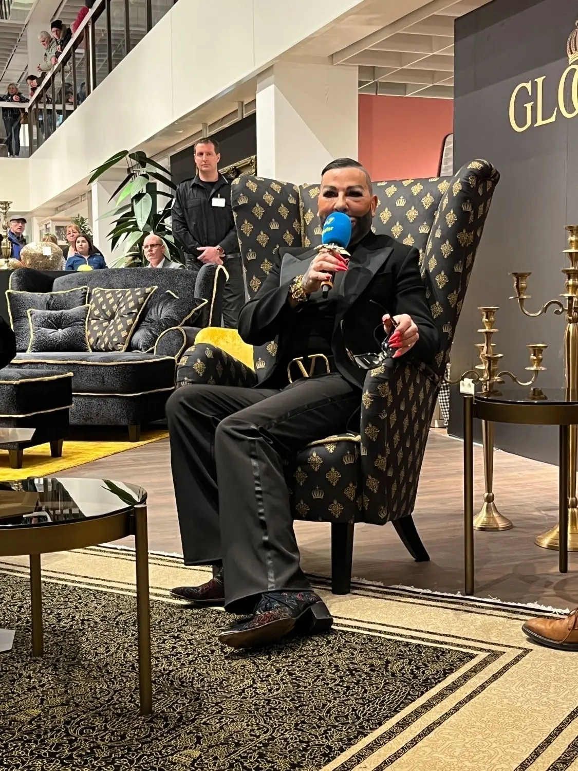 Harald Glööckler präsentiert einen seiner neuen Sessel.