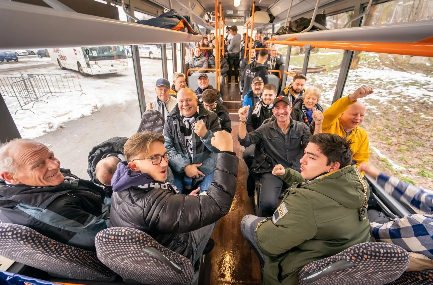 Die Stimmung in den Bussen ist unterschiedlich, aber gut.