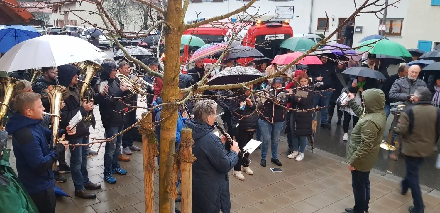 Silke Edele hat die Bürgermeisterwahl in Weilen unter den Rinnen im zweiten Anlauf gewonnen. Es gratulierte auch der örtliche Musikverein – natürlich mit einem Ständchen.⇥