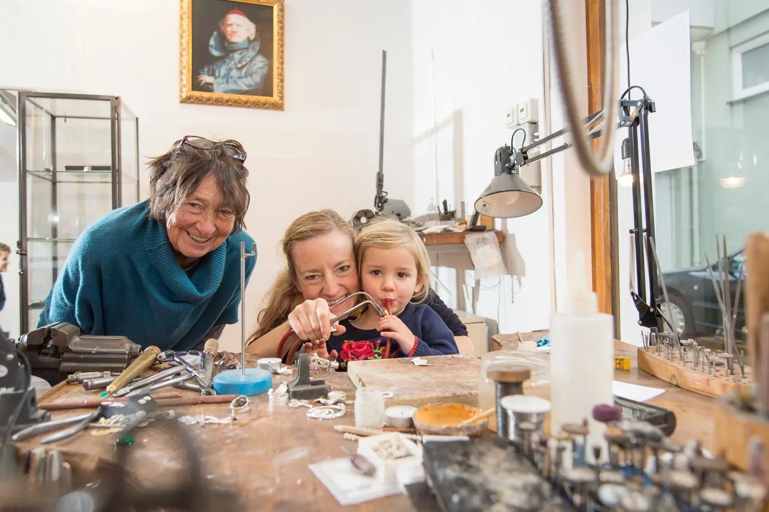 In der Goldschmiede nehmen dort die Frauen der Familie den Platz ein, Coco mit Mutter Ira Dentler und Dentler-Witwe Gisela Dentler.