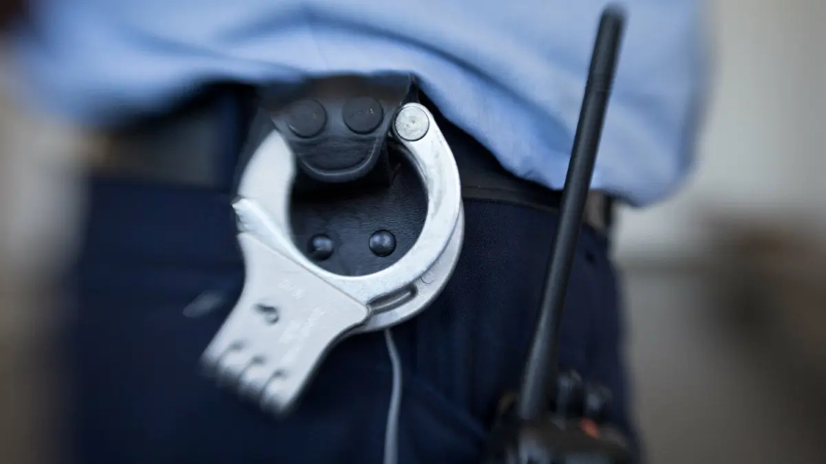 Die Ulmer Polizei hat an den Sedelhöfen einen Exhibitionisten festgenommen (Symbolbild).
ILLUSTRATION - ARCHIV - 03.07.2018, Nordrhein-Westfalen, Paderborn: Blick auf die Handschellen eines Justizbeamten im Landgericht. (zu dpa «20 Überfälle in 16 Jahren - Ermittler nennen Details nach Festnahme» vom 07.08.2018) Foto: Friso Gentsch/dpa +++ dpa-Bildfunk +++