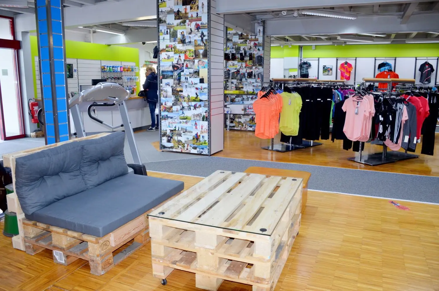 Stylisch: Eine kleine Ecke mit Tisch und Sofa auf Palettenbasis lädt zum Verweilen ein.