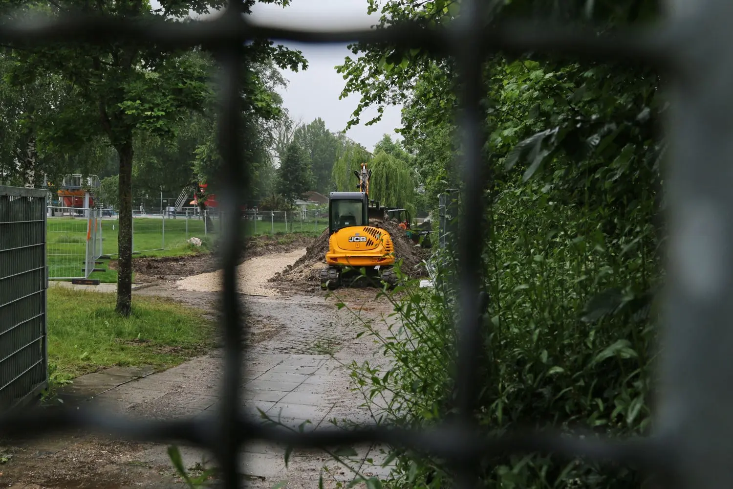 Noch ist das Freibad geschlossen – und die Bauarbeiten dauern an.⇥