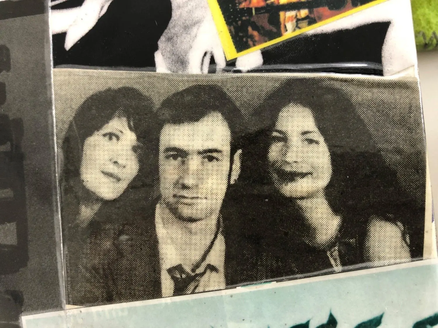 Ein Zeitungsbild von Françoise Cactus (links) und Brezel Göring im Jahr 1997, als Stereo Total im Epple-Haus auftraten⇥