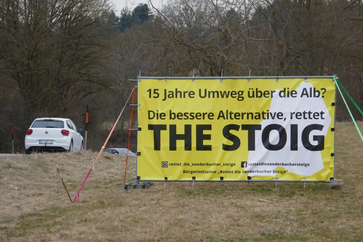 Plakat der Bürgerinitiative zum Erhalt der Sonderbucher Steige an der derzeitigen Umleitung bei den Hessenhöfen.⇥