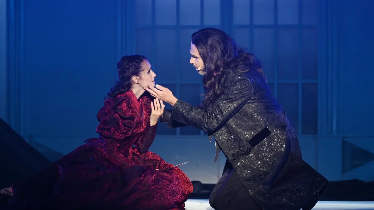 Nicht nur Grusel, sondern vor allem eine Liebesgeschichte erzählt dieses Musical: Thomas Borchert als Graf Dracula und Alexandra-Yoana Alexandrova als Mina.