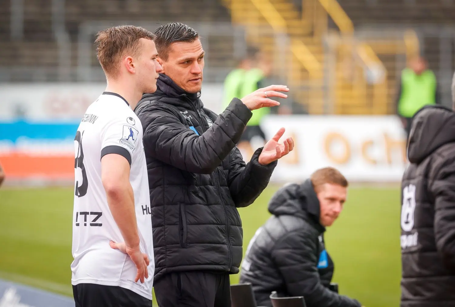 Stürmer Simon Klostermann bekommt bei seiner Einwechslung kurz vor Schluss Anweisungen von Trainer Thomas Wörle.