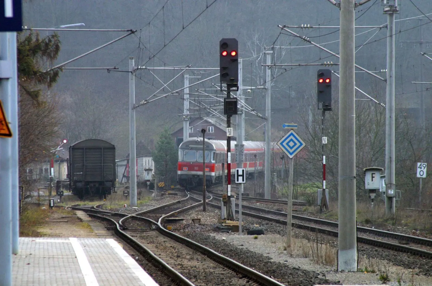 Jahrzehnte hat es gedauert, bis Elektro-Loks über die Murrbahn fahren konnten. Unser Bild entstand wenige Jahre nach der Elektrifizierung am Bahnhof Gaildorf West.
