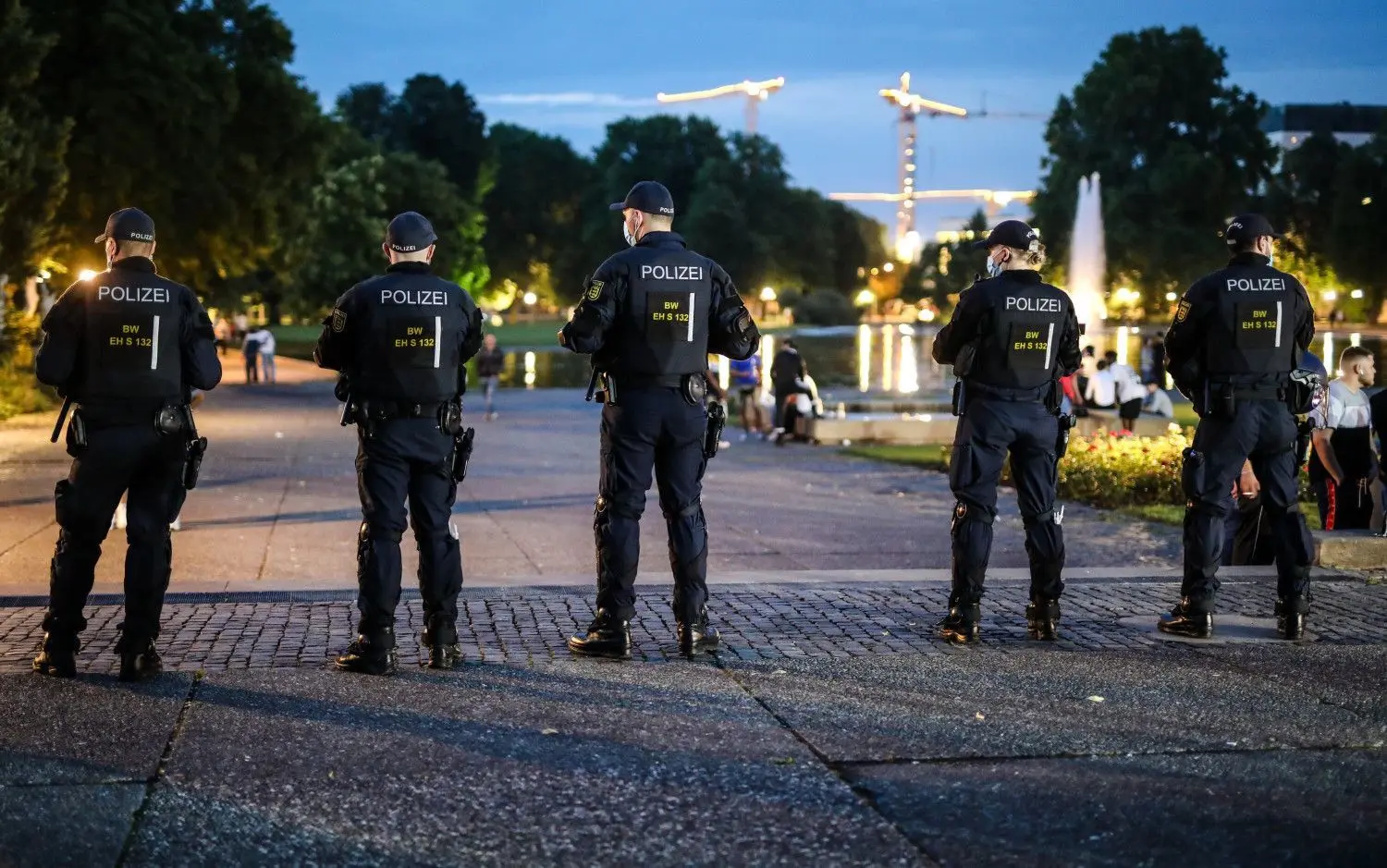 Polizisten beobachten die Lage am Eckensee in Stuttgart. Nach den Krawallen des letzten Wochenendes, ist die Polizei mit einem hohen Aufgebot in der Innenstadt präsent.