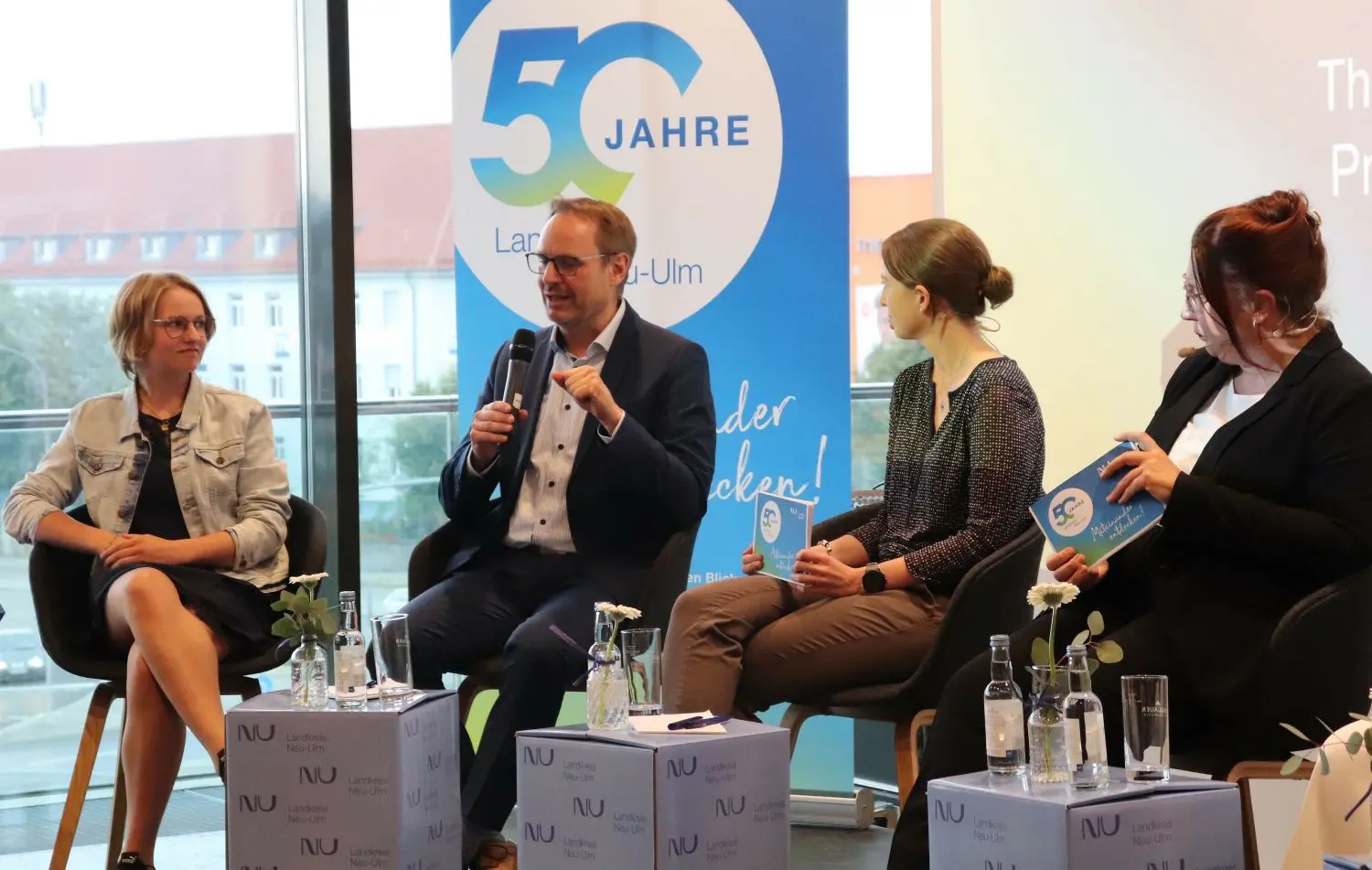 Auf dem Podium zum Zukunftstag waren auch Sina Portykus, Landrat Thorsten Freudenberger und als Moderatorinnen Bianca Frieß und Rebekka Jakob (von links).