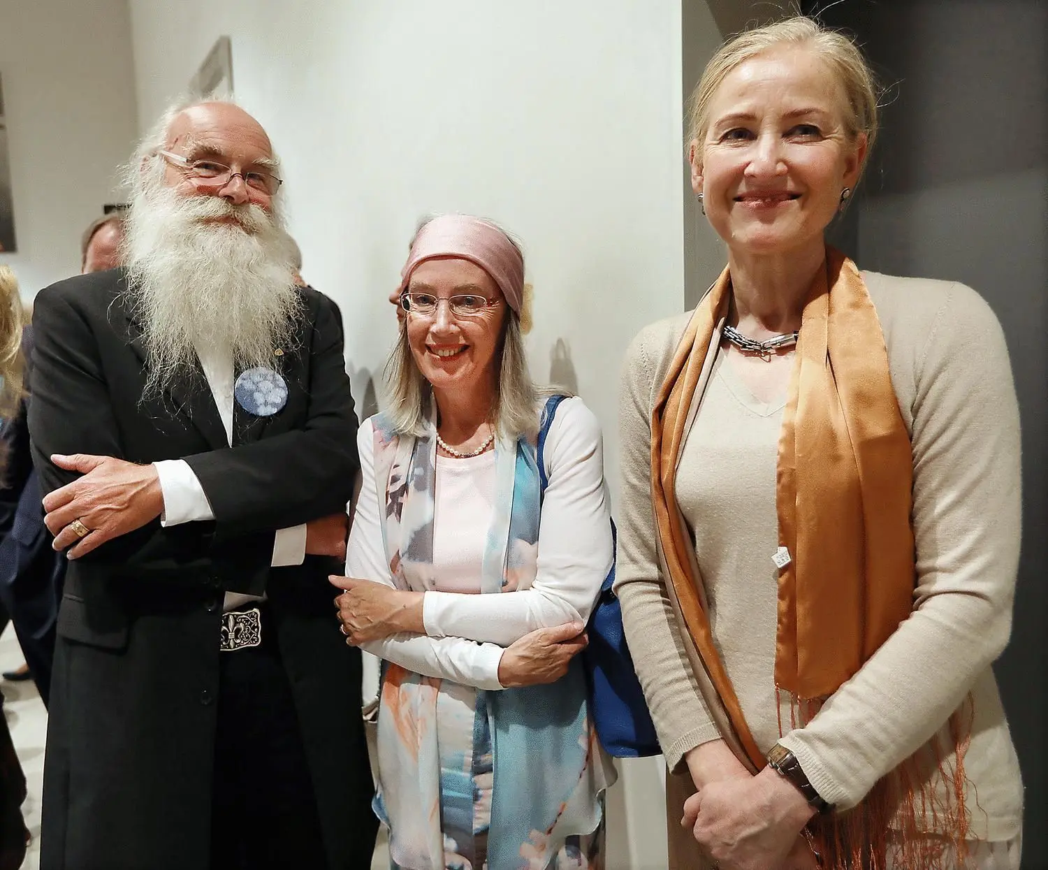 Der Künstler Michael Klenk mit seiner Frau Carmen und die stellvertretende Kunsthallenleiterin Beate Elsen-Schwedler. 