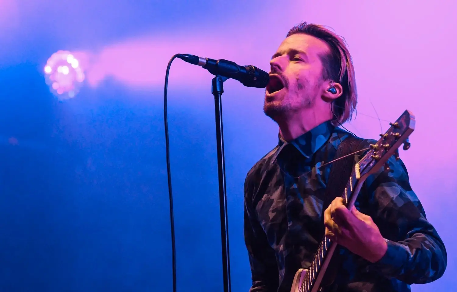 Tobias Jundt von Bonaparte singt als Headliner auf der Hauptbühne des Dornstadter Obstwiesenfestivals am Freitag gegen starke Konkurrenz an.⇥