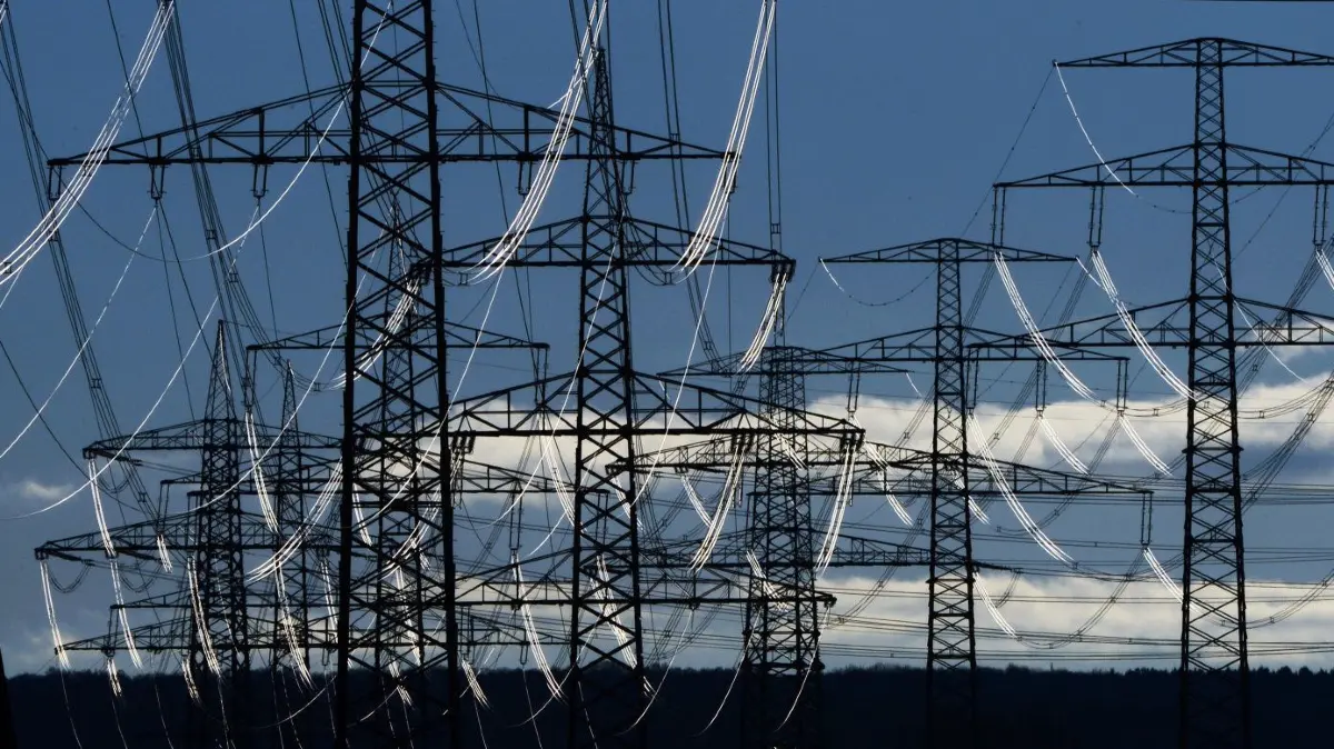 Die Stromverteilnetze werden zur Drehscheibe der Digitalisierung der Energieversorgung.
ARCHIV - Die Metallkabel einer Starkstromleitung glänzen am 13.01.2015 nahe Vieselbach bei Erfurt (Thüringen) im Sonnenlicht. Die Energiewende bleibt für Stromkunden teuer. (zu dpa "Ökostrom-Umlage sinkt 2018 leicht auf 6,792 Cent" vom 16.10.2017) Foto: Martin Schutt/dpa-Zentralbild/dpa +++(c) dpa - Bildfunk+++