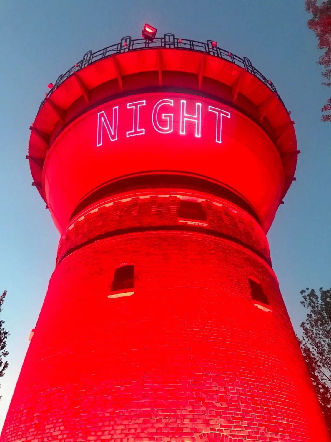 Bei der „Night of Light“ machten Eventtechnikfirmen jüngst auf ihre Probleme aufmerksam - hier wurde der Crailsheimer Wasserturm rot beleuchtet. Doch hat es was gebracht? Es gibt Skepsis.
