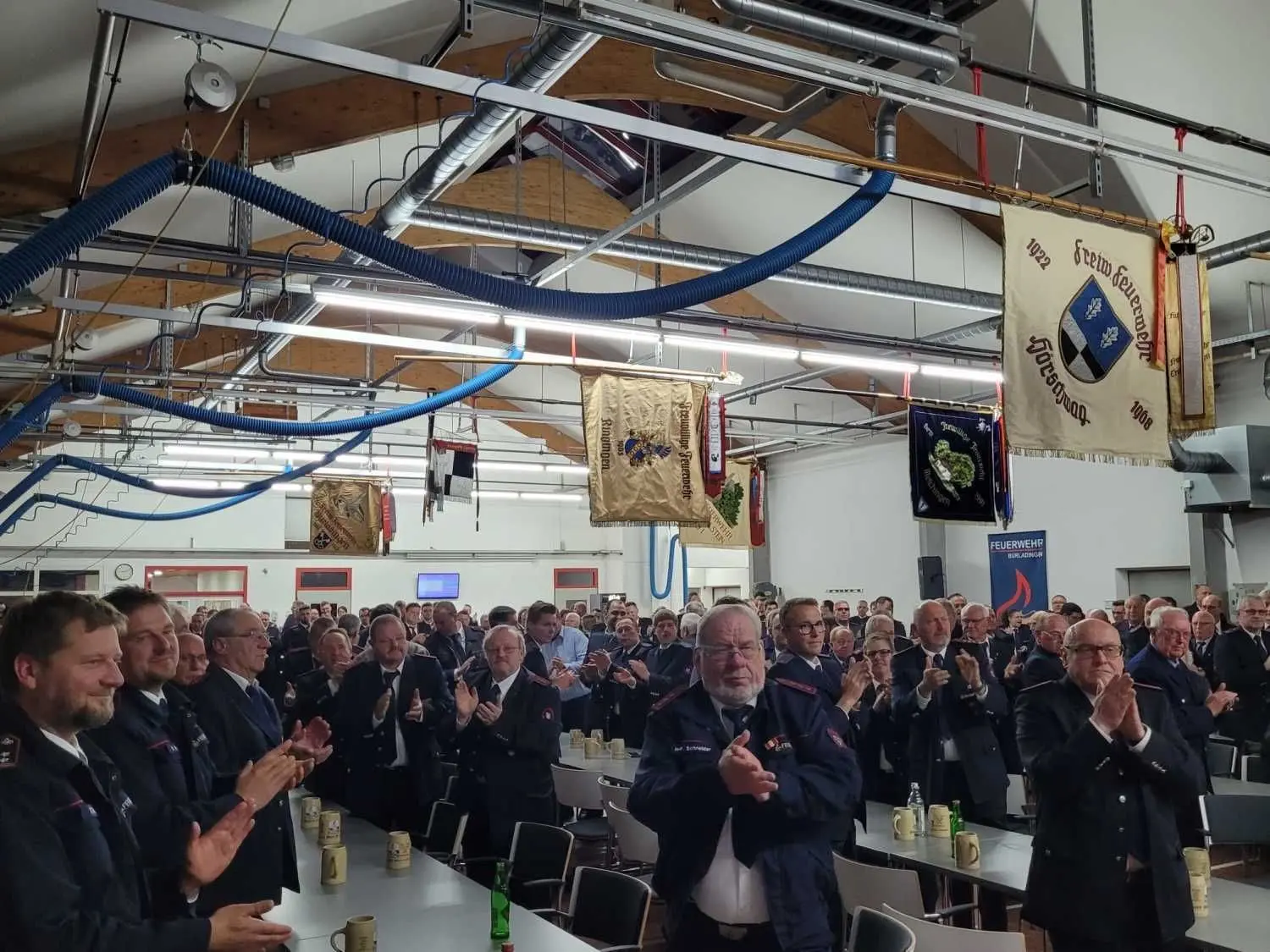 Rund 300 Feuerwehrleute, Weggefährten und Freunde aus der ganzen Region applaudierten dem scheidenden Gesamtkommandanten Ilija Pilic bei dessen Verabschiedungsfeier im Burladinger Feuerwehrhaus.