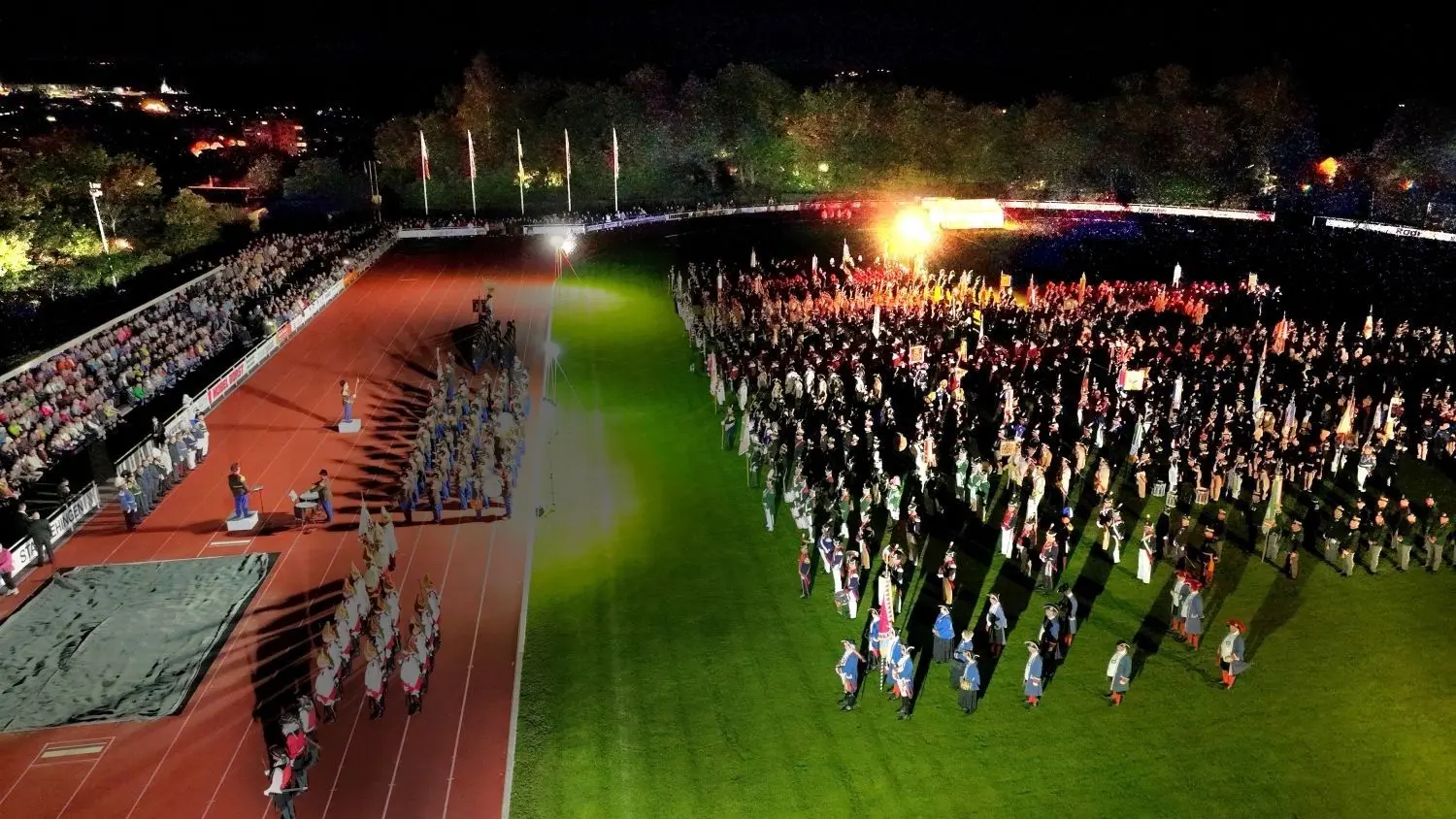 Mitglieder aus 48 Wehren und Milizen der beiden Landesverbände Württemberg-Hohenzollern und Baden-Südhessen waren am Samstagabend im Ehinger Stadion aufmarschiert: Der Große Zapfenstreich war ein erster Höhepunkt des Festwochenendes.⇥