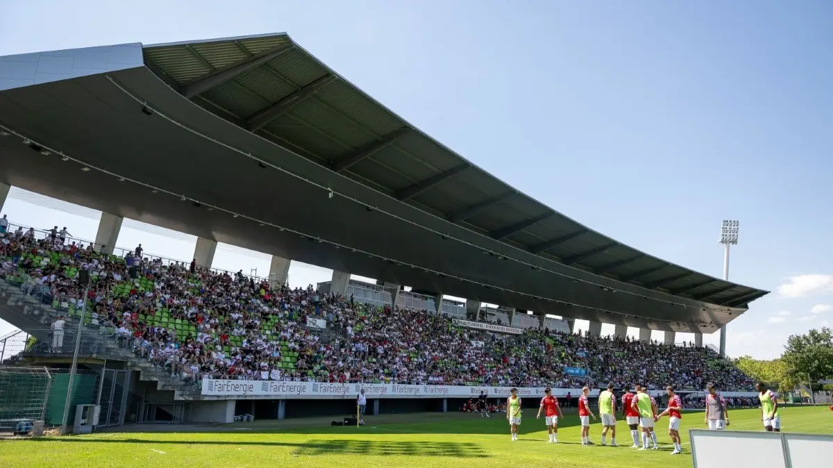 Volle Ränge: Die Haupttribüne war vollbesetzt und auch die unüberdachten Stehränge der Gegengeraden wurden bevölkert.
Uebersichtsbild Kreuzeichestadion,
GER, SSV Reutlingen 05 vs. VFB Stuttgart, Fussball, Freundschaftsspiel, Jubilaeumsspiel, 2023/2024, 15.07.2023,
Eibner-Pressefoto/Sascha Walther