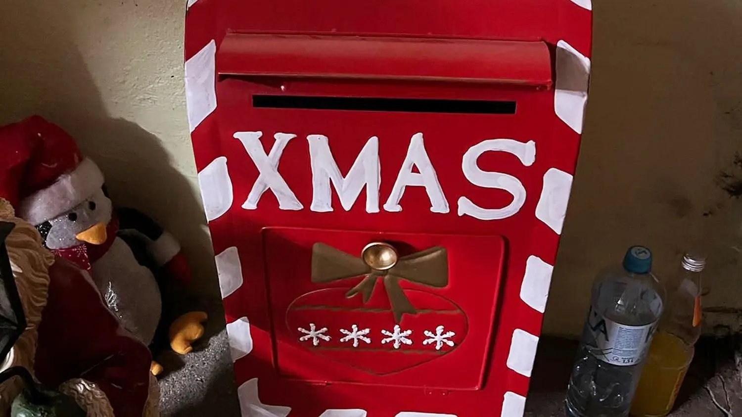 In diesem Briefkasten werden  Weihnachtsbriefe gesammelt.