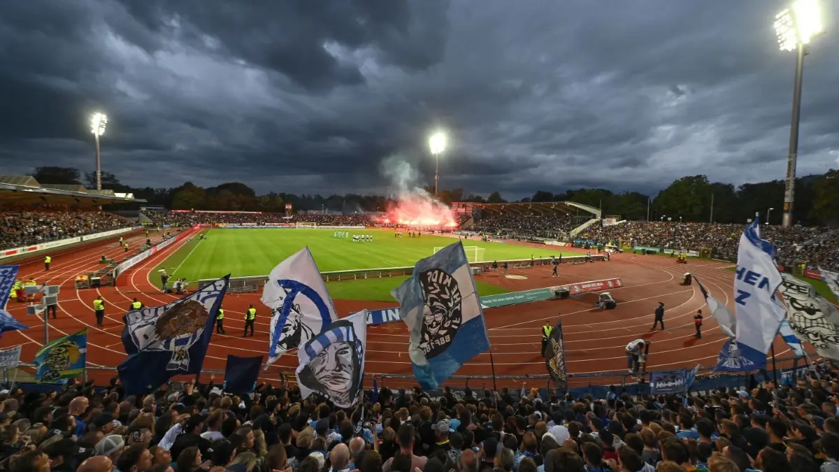Ein Meilenstein: Das Donaustadion ist das erste Mal seit Jahrzehnten in einem Liga-Spiel wieder ausverkauft. Der Andrang für das Heimspiel gegen den TSV 1860 München war riesig. 17 000 Zuschauer fieberten mit. Der SSV Ulm 1846 Fußball setzte sich 1:0 durch.
Ulm Fußball SSV Ulm 1846 gegen 1860 München