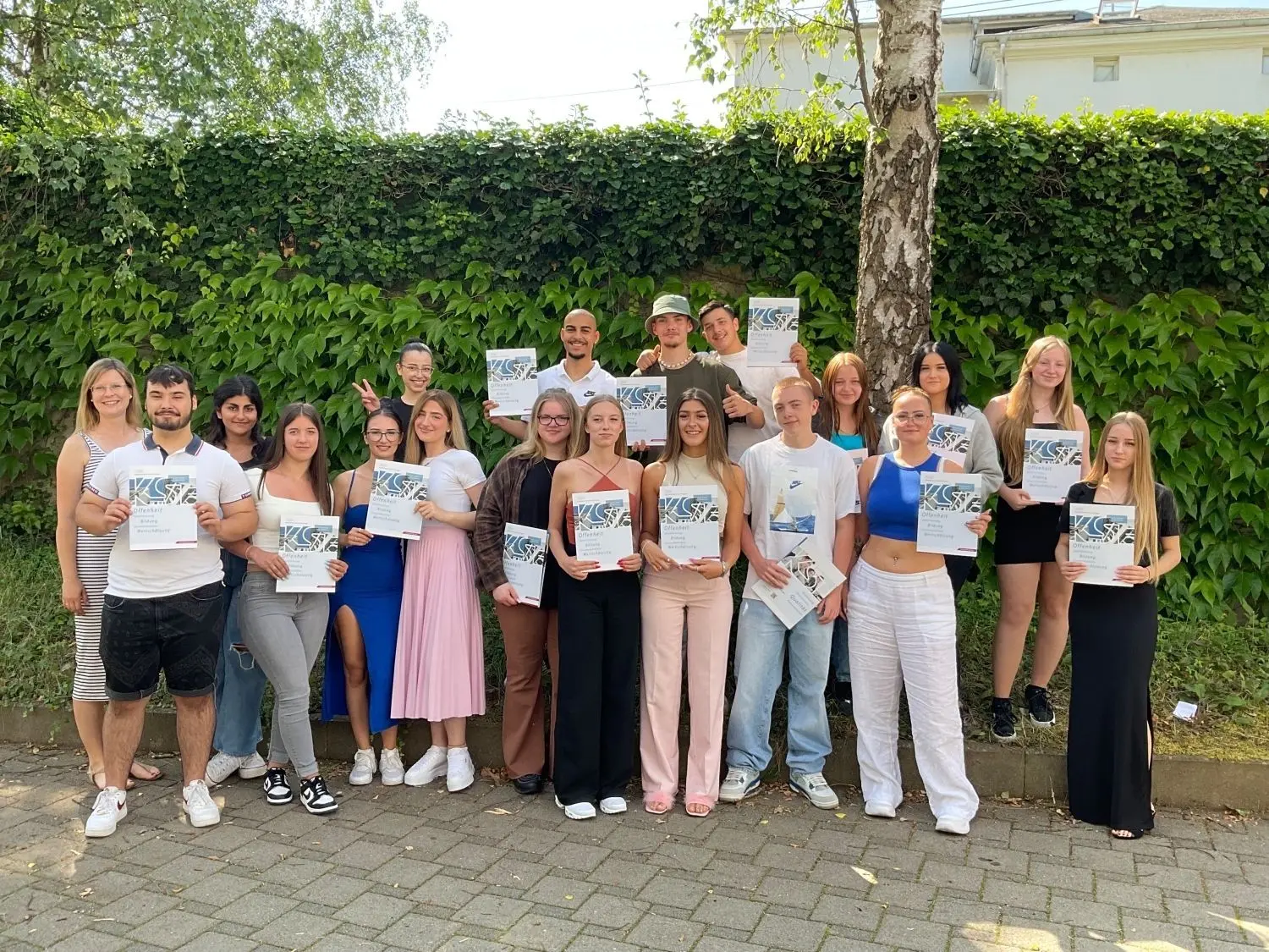Die Abschlussklasse der Wirtschaftsschule an der Kaufmännischen Schule Ehingen feierte am Montag ihren erfolgreichen mittleren Bildungsabschluss. Die Klassenlehrerin Frau Wörz überreichte den Schülerinnen und Schülern ihre Zeugnisse und übergab die Preise und Belobigungen. Der Schulleiter OStD Tobias Kamm richtete in seiner Rede persönliche Worte an die Absolventinnen und Absolventen und wünschte ihnen für ihren weiteren Lebensweg alles Gute sowie für die berufliche Zukunft viel Erfolg.  Insgesamt haben in Ehingen 20 Schülerinnen und Schüler im Schuljahr 2022/23 den schriftlichen, fachpraktischen und mündlichen Teil der Abschlussprüfung erfolgreich abgeschlossen und damit die Fachschulreife (Mittlere Reife) erworben.  Der Schüler Karol Soltys erhielt mit einem Notendurchschnitt von 1,5 für den besten Abschluss des Jahrgangs den Preis des Landrats.  Für gute Leistungen erhielten ein Lob: Victoria Ertel (Ehingen), Polixeni Kourtidou (Ehingen), Isabell Putzmann (Munderkingen) und Edvina Selmic (Ehingen).  Die Prüfung an der Berufsfachschule Wirtschaft in Ehingen haben folgende Schülerinnen und Schüler ebenso mit Erfolg bestanden: Zek Berisha (Ehingen), Taira Delma de Oliveira Tenchal (Blaubeuren-Gerhausen), Tania Sofia Faria Soares (Blaubeuren), Leonie Hert (Rottenacker), Yasemin Kuzu (Oberdischingen), Valentino Lison (Ehingen), Lara Maier (Schemmerhofen-Aßmannshardt), Cankut Mestan (Ehingen), Kevin Neto Cerqueira (Blaubeuren), Michelle Nunes Meyer (Schelklingen-Schmiechen), Alexandra Polatsidis (Ehingen), Irina Seliverstov (Munderkingen), Burcu Sezer (Schelklingen), Shaylin Sonnenmoser (Ehingen), Joseph Teteh (Ehingen).  In der Wirtschaftsschule wird Hauptschülern und Schülern/-innen mit einem dem Hauptschulabschluss gleichwertigen Bildungsstand (z. B. aus der Realschule, der Werkrealschule oder der Gemeinschaftsschule) in zwei Jahren eine solide Allgemeinbildung verbunden mit einer umfassenden kaufmännischen Grundbildung unter Einbeziehung moderner Informationstechnologien vermittelt. So konnten die Absolventen der Wirtschaftsschule attraktive Ausbildungsverträge mit Industrie- und Handelsunternehmen, im Büromanagement, im Groß- und Außenhandel, im Bereich Spedition und Logistik sowie mit Handwerksbetrieben abschließen. Einige Wirtschaftsschüler besuchen weiter die Schule, um am Kaufmännischen Berufskolleg nach zwei Jahren die Fachhochschulreife oder am dreijährigen Wirtschaftsgymnasium die allgemeine Hochschulreife zu erwerben.