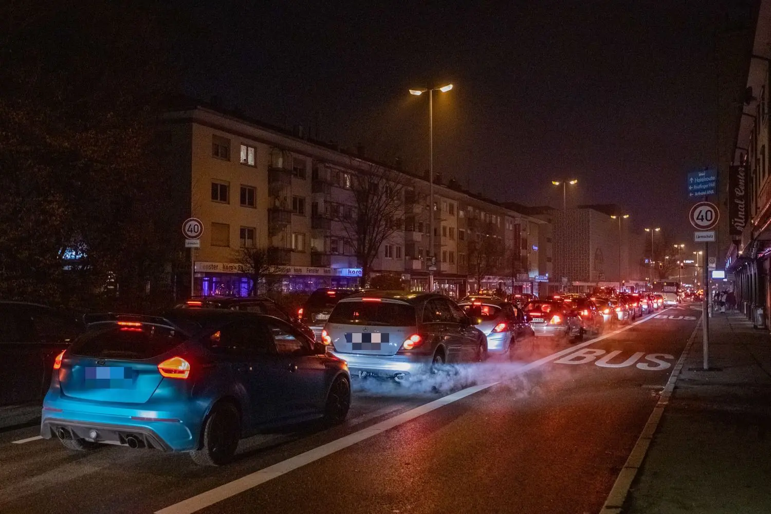 Gegner der Corona-Maßnahmen fuhrend am Samstagabend hupend durch die Reutlinger Innenstadt.