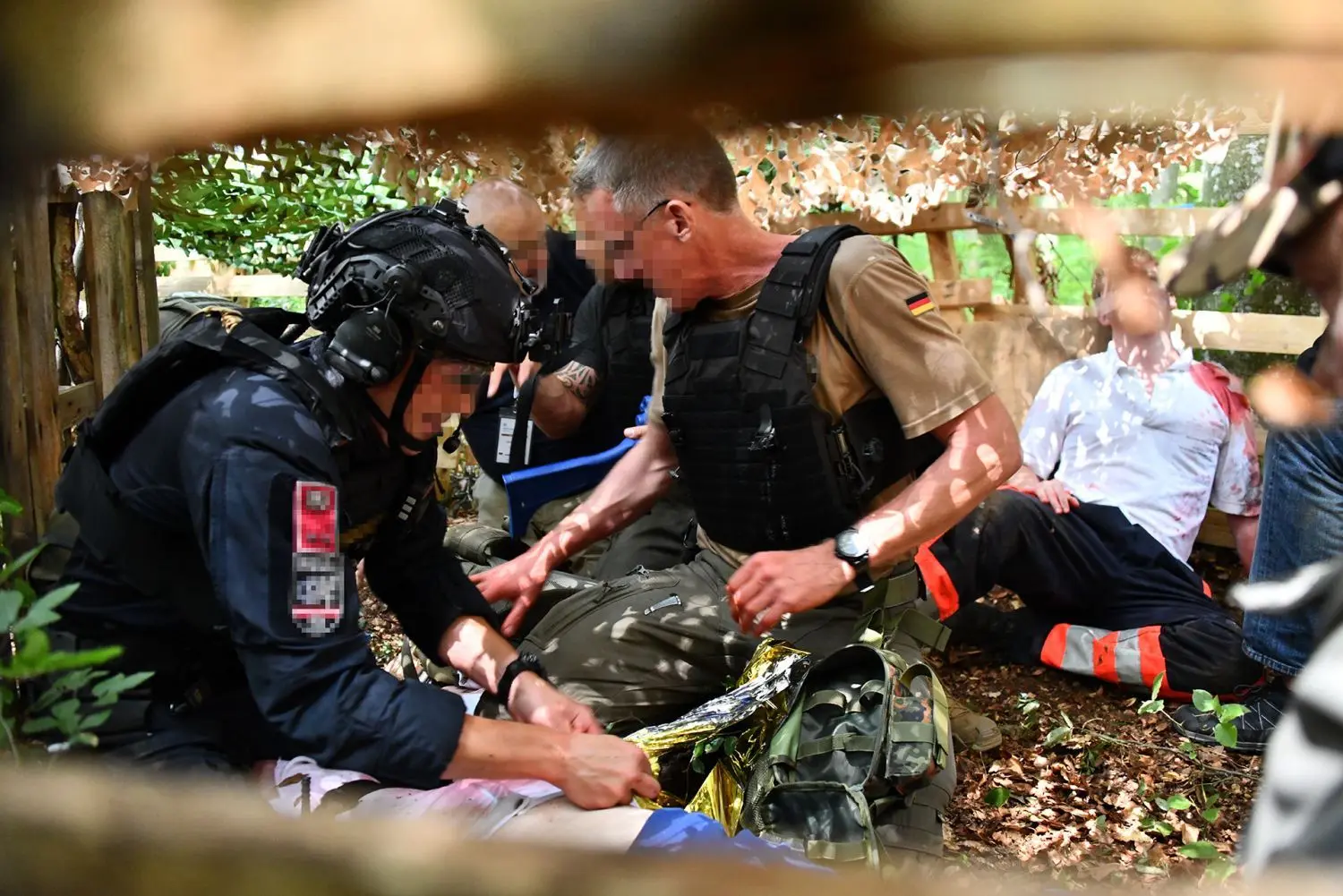 1200 Teilnehmer aus 36 Nationen haben sich am Mittwoch und Donnerstag im Rahmen der Combat Medical Care Conference in Blaubeuren mit der Versorgung Schwerstverletzter beschäftigt. Außer 90 Vorträgen gab es 36 Workshops, darunter einen Trainingsparcours im Wald, bei dem in internationalen, organisationsübergreifenden Teams aus Polizisten, Soldaten und Rettungsdienstkräften verschiedenste Lagen zu bewältigen waren. Da unter den Teilnehmern auch Spezialkräfte waren, sind Einheitsabzeichen und Gesichter unkenntlich gemacht.