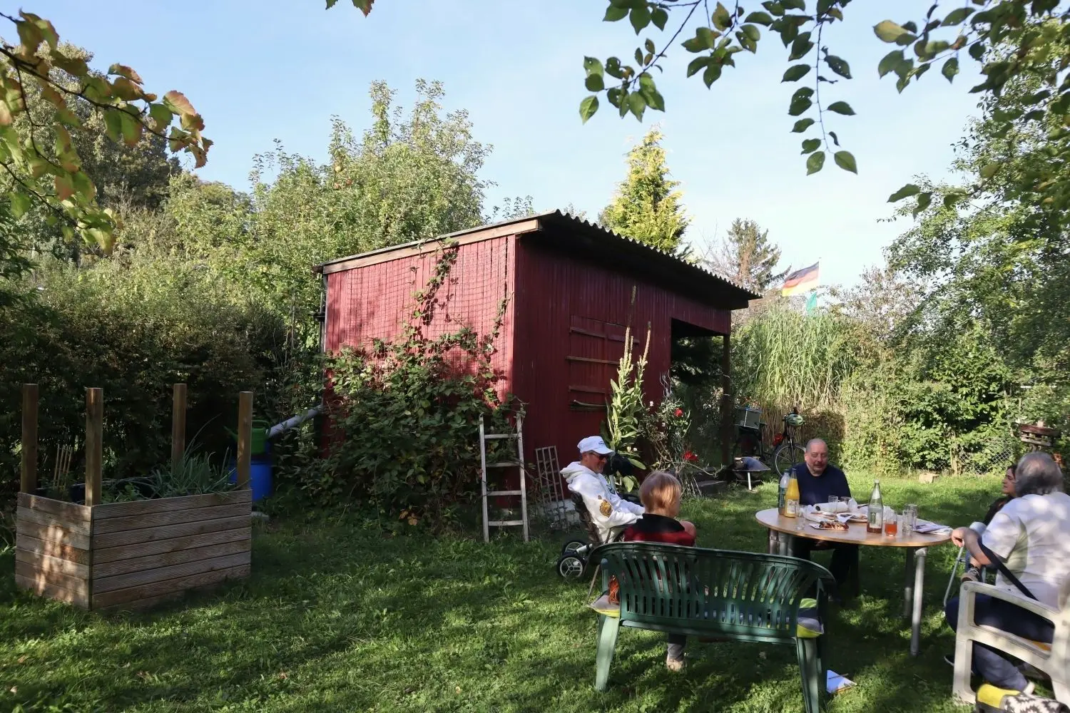 Der Garten liegt idyllisch am Mittleren Kuhberg⇥