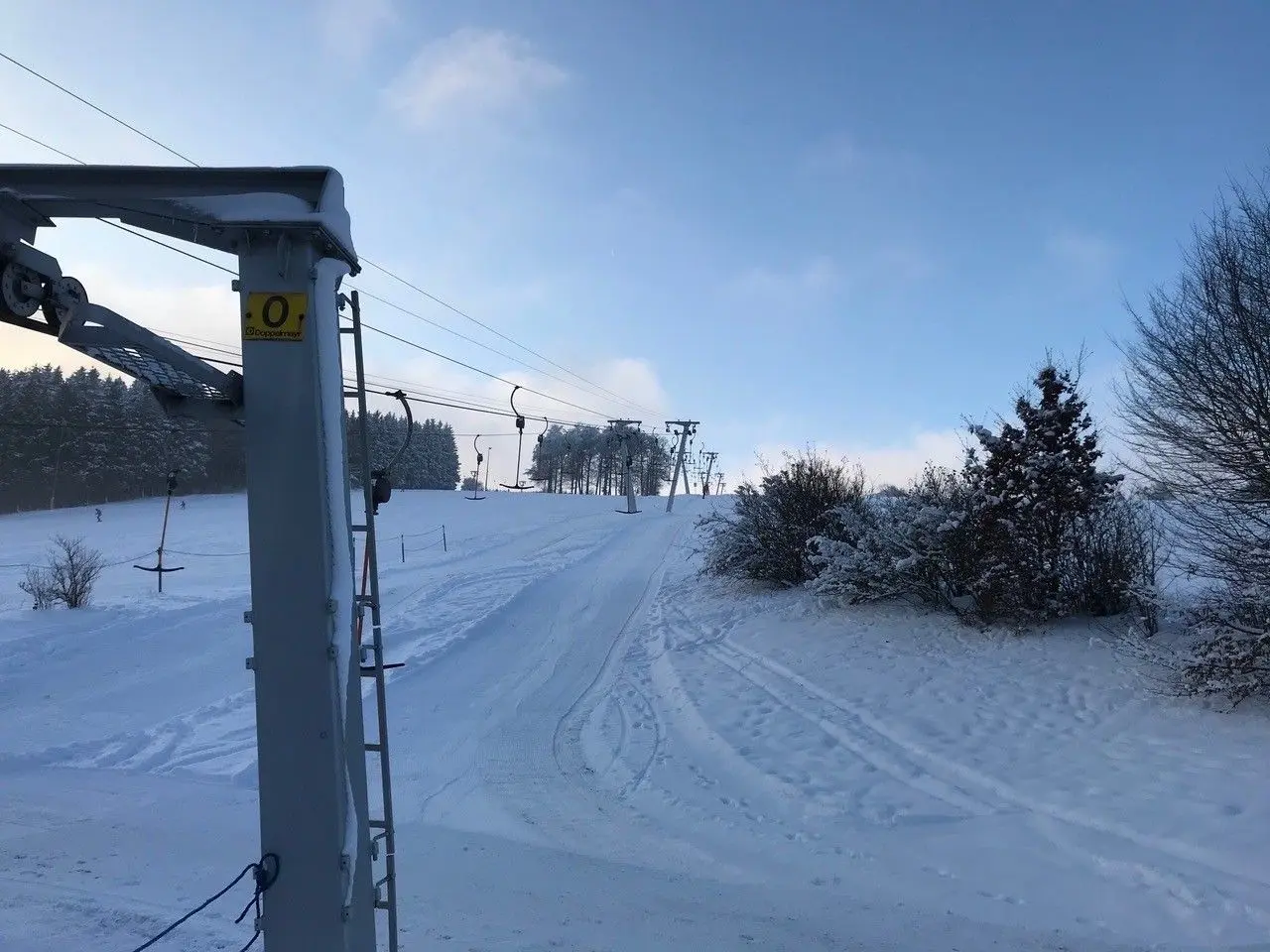Der Zaininger Skilift Salzwinkel hat dieser Tage geöffnet. Ganz so viel Schnee wie auf diesen Bildern liegt derzeit jedoch nicht. Aber genug, um Skifahren zu können, sagt die Betreiber-Familie Hoffmann.