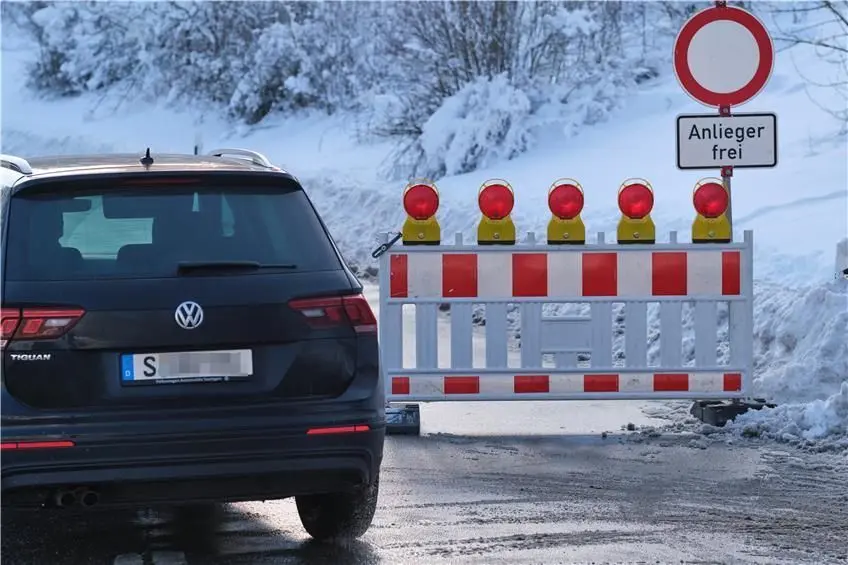 Unbeeindruckt von der deutlichen Straßensperrung in Richtung Burgfelden zeigte sich nicht nur dieser Autofahrer aus Stuttgart.