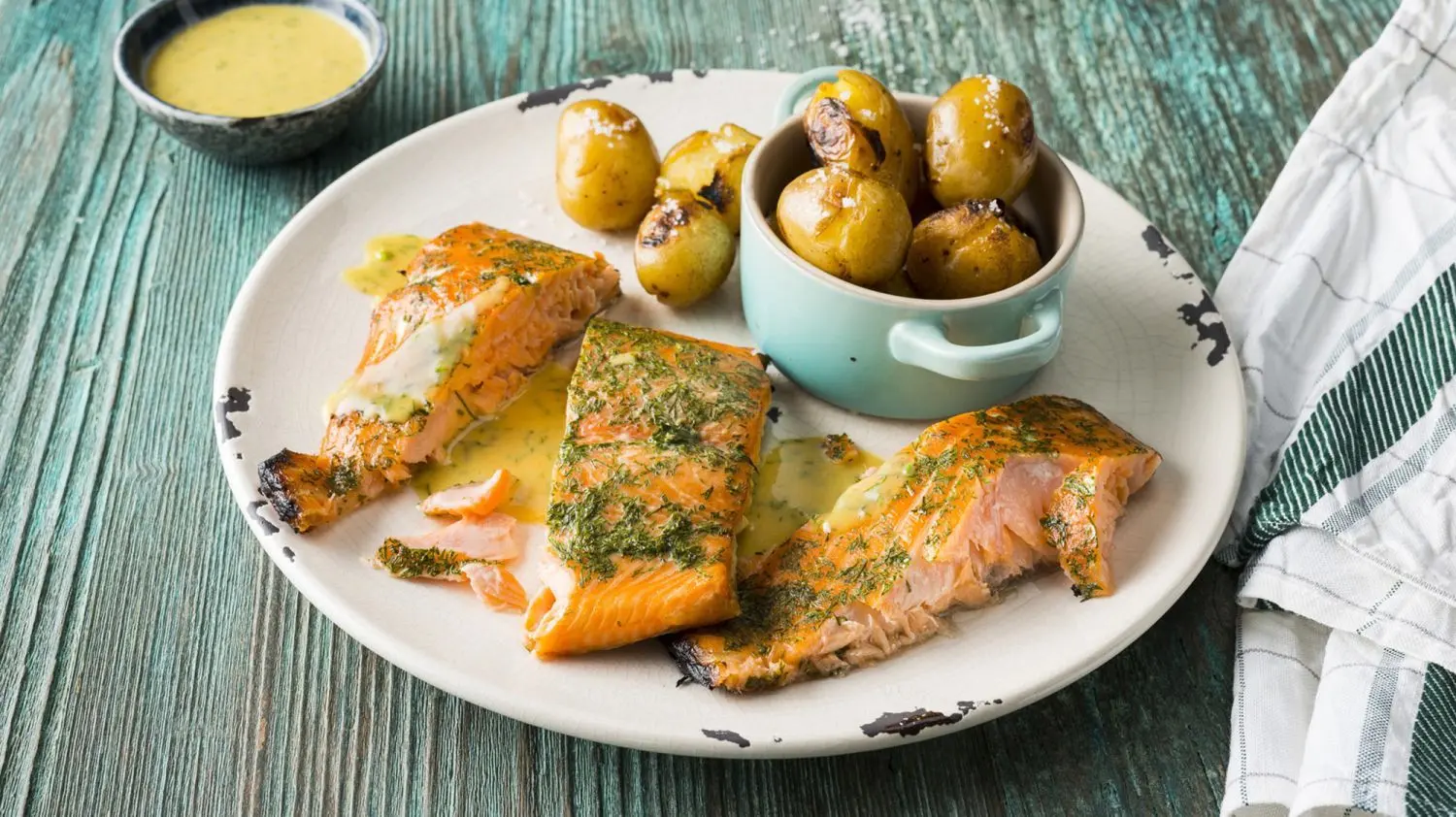 Geht natürlich auch: Lachsfilet gegrillt – falls das Wetter zu Ostern schön sein sollte.