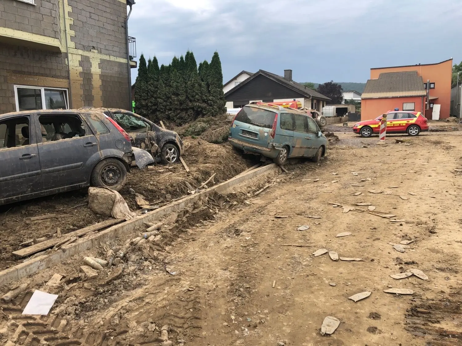 Zerstörte Pkw prägen das Bild in vielen Straßen.