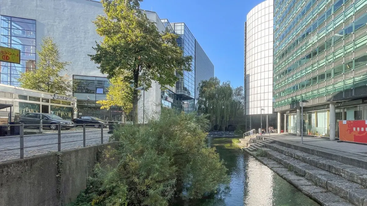 Der Lederhof, direkt an der Blau gelegen, ist derzeit für viele ein „Unort“, findet OB Gunter Czisch.
Ulm, „Attraktiver Lederhof“