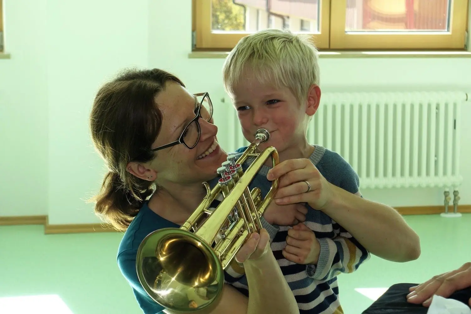 Johanna Zimmer macht ihrem Sohn Emil beim Probespielen Lust auf Trompetengeschmetter.