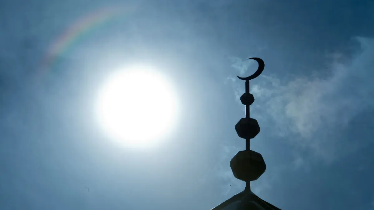 Die Internationale Islamische Gemeinschaft in Reutlingen zählt 63 Mitglieder, zum Freitagsgebet kommen rund 120 Gläubige.
ARCHIV - 19.09.2014, Frankfurt/Main: Der Halbmond auf dem Minarett der Abubakr-Moschee hebt sich als Schattenriss vor der Sonne ab. Moscheen von Remagen im Norden bis Germersheim im Süden von Rheinland-Pfalz öffnen am 3. Oktober ihre Pforten für Besucher. (zu dpa «Jeder ist willkommen» - Tag der offenen Moschee) Foto: Boris Roessler/dpa +++ dpa-Bildfunk +++