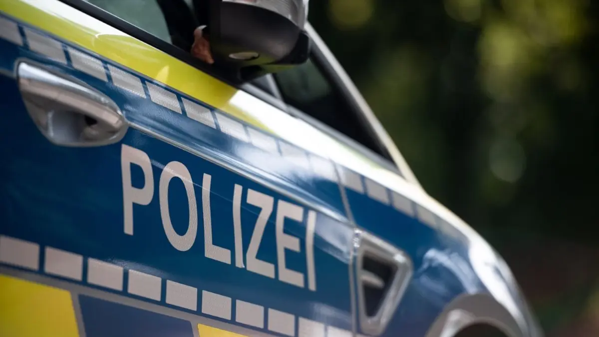 Symolbild: Nach einem Autounfall zwischen Dautmergen und Leidringen stellte die Polizei bei einem 23-jährigen Fahrer Alkoholkonsum fest.
Der Schriftzug «Polizei» steht auf einem Polizeiwagen. Ein 20 Jahre alter Sportwagenfahrer hat sich in Essen ein Rennen mit einer Streife geliefert. Der Essener hatte das Auto für seinen Geburtstag angemietet, wie die Polizei am Sonntagmorgen, 21. März 2021 mitteilte. (Zu dpa «20-Jähriger fordert Polizeiauto in Essen zum Rennen auf») +++ dpa-Bildfunk +++