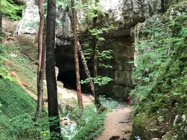 Zwei Männer sind am Sonntag in der Falkensteiner Höhle bei Grabenstetten auf der Schwäbischen Alb vom Wasser eingeschlossen worden.