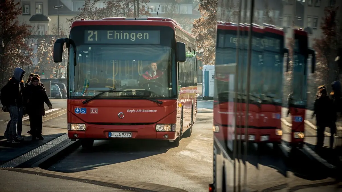 Die Linie 21 fährt von Ulm über Erbach nach Ehingen. Senioren aus Ulm, die ihren Führerschein abgeben, können diese und alle anderen Linien im Ding-Netz ein Jahr lang gratis nutzen. ⇥
Bus 21 nach Erbach