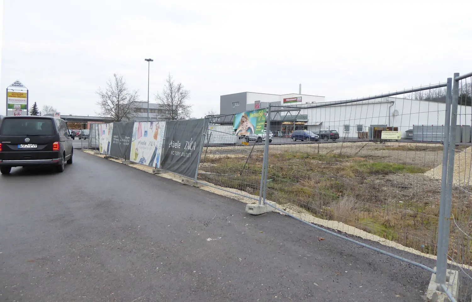 In die Hechinger Einkaufslandschaft kommt heftig Bewegung: Beim Ladenzentrum an der Haigerlocher Straße soll ein großer Edeka-Markt entstehen. Im Gegenzug muss allerdings der Netto-Discounter dort schließen. Sonst stimmen die Vorgaben des Regionalverbands mit Ladenflächen und Einwohnern nicht mehr. ⇥