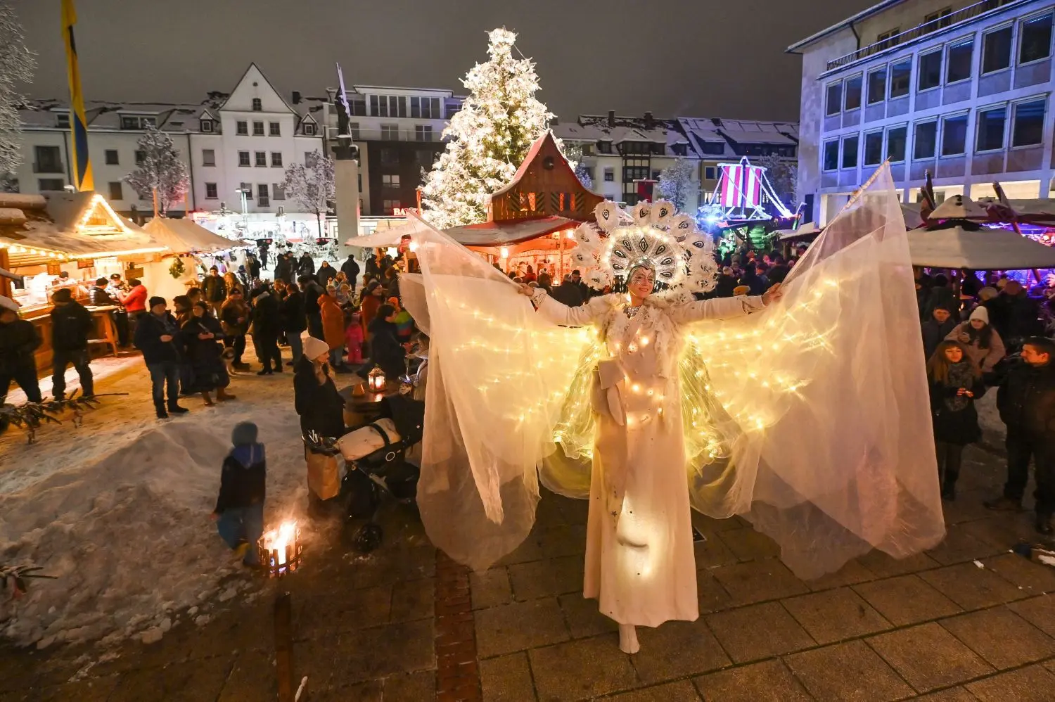 Stelzen-Engel, Kunsthandwerker, Gaukler: Der Neu-Ulmer Weihnachtsmarkt läuft als Mittelalter-Veranstaltung. Dieses Jahr muss die Stadt erstmals Geld zuschießen.