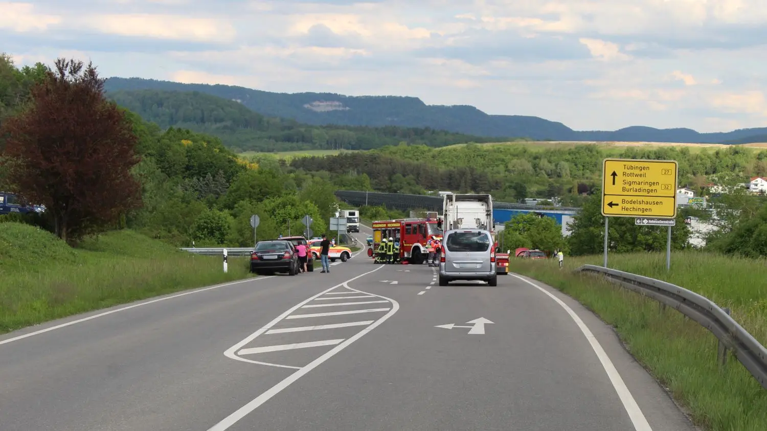 Auf der L 410 zwischen Hechingen und Stein sind am Mittwochabend zwei Fahrzeuge zusammengekracht. Zahlreiche Rettungskräfte eilten heran. Der Verkehr musste lange Zeit umgeleitet werden.