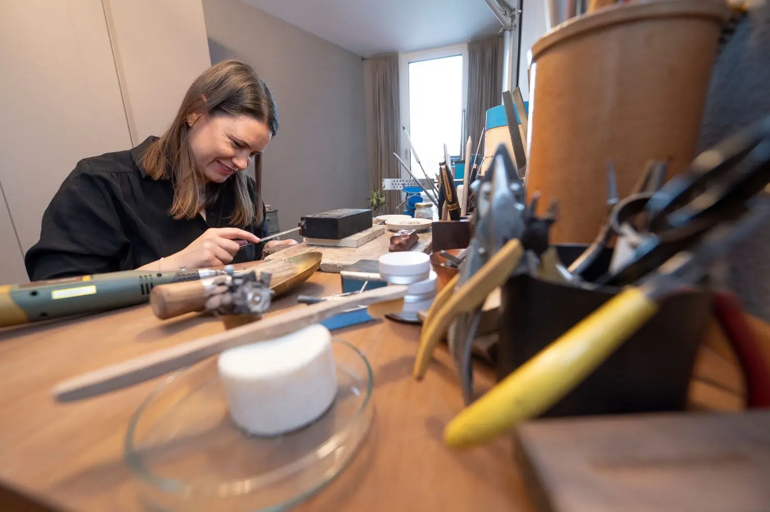 Die Schmuckdesignerin mag die Arbeit mit den Händen. Sie ist Firmengründerin, Gestalterin und Social-Media-Frau in Personalunion.