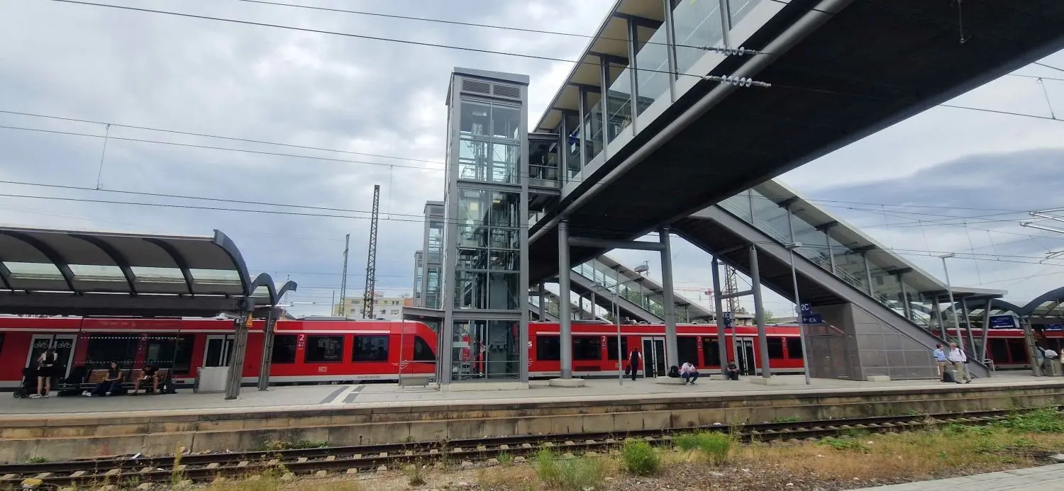 Der Aufzug an den Gleisen 2 und 3 am Ulmer Hauptbahnhof ist defekt. Am 24. August 2023 war er ausgefallen - mit acht Insassen, die die Feuerwehr verständigten.