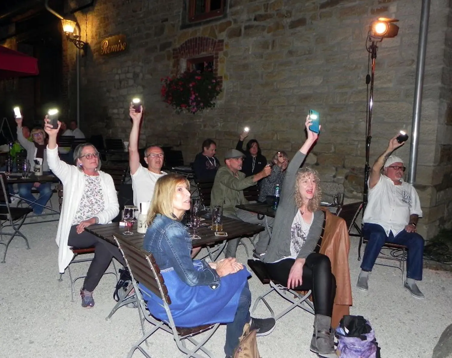 Gut gelaunt war das Publikum beim Livekonzert der „Dicken Fische“ im Domäne-Biergarten. Die Zuhörerinnen und Zuhörer klatschten und sangen kräftig mit – und leuchteten mit Handys in die stimmungsvolle Spätsommernacht hinein. Der große Live-Sommer in der Domäne ging damit zu Ende.