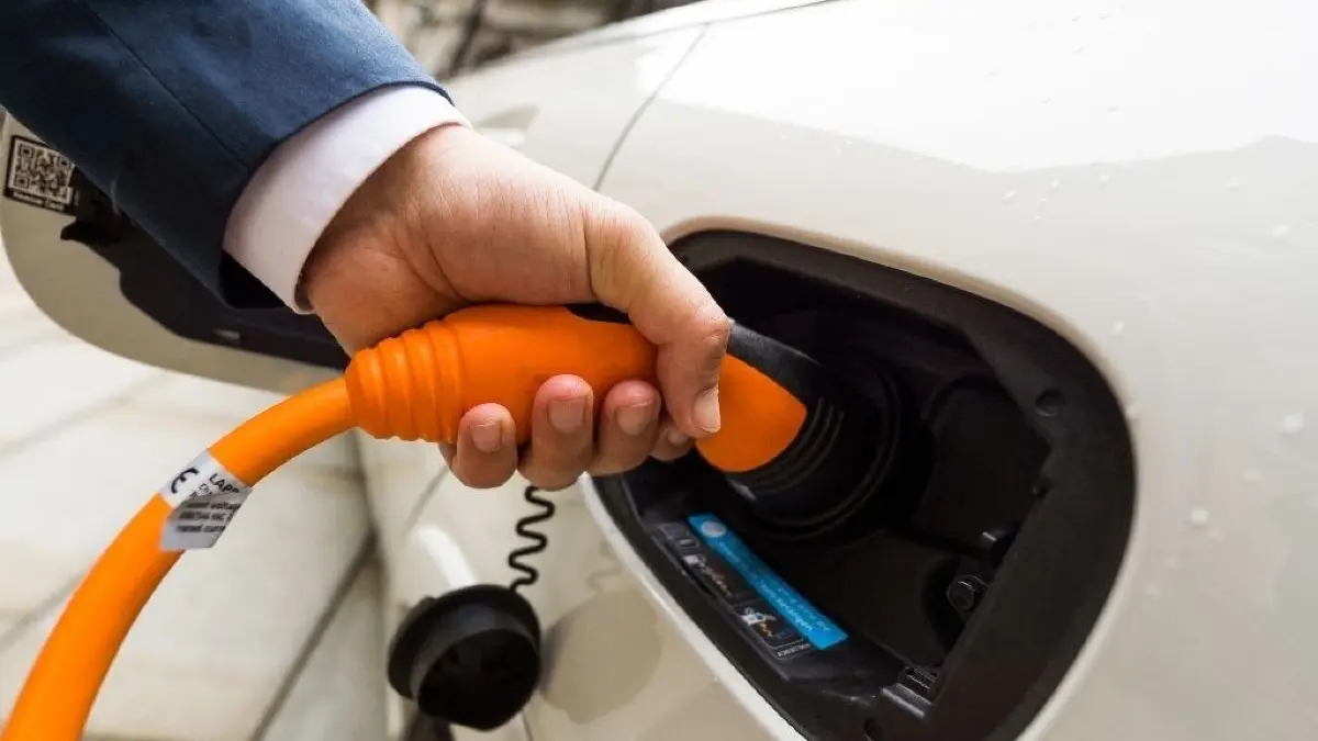 In Rheinsberg sollen Fahrer von E-Autos künftig am Multifunktionsplatz ihre Fahrzeuge auftanken können.
ARCHIV - 19.05.2017, Hamburg: ILLUSTRATION - Ein Mann hält einen Stecker in die Ladesteckdose eines Mercedes-Benz B-Klasse Electric Drive des Carsharing Unternehmens car2go. Hamburg besitzt unter den deutschen Großstädten weiterhin die größte Zahl an öffentlichen Ladestellen für Elektroautos. (zu dpa «Hamburg bei E-Auto-Ladestationen weiter vorn» vom 20.01.2019) Foto: Christophe Gateau/dpa +++ dpa-Bildfunk +++
