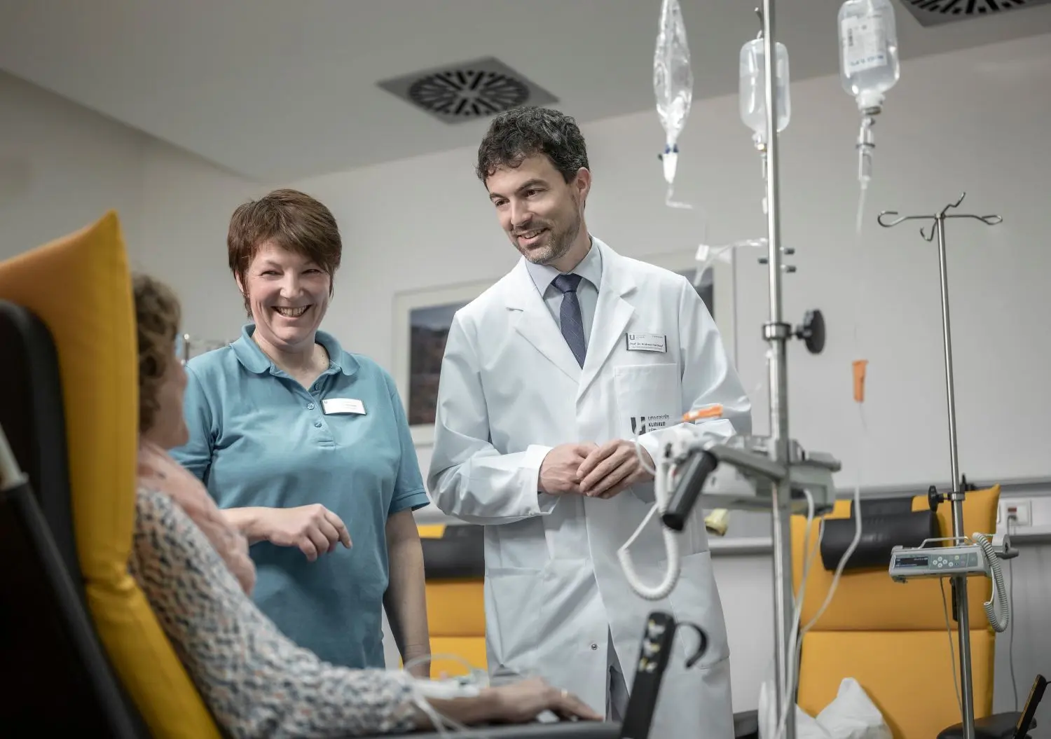 Professor Andreas Hartkopf und Pflegekraft Susanne Wickert im Patientengespräch.