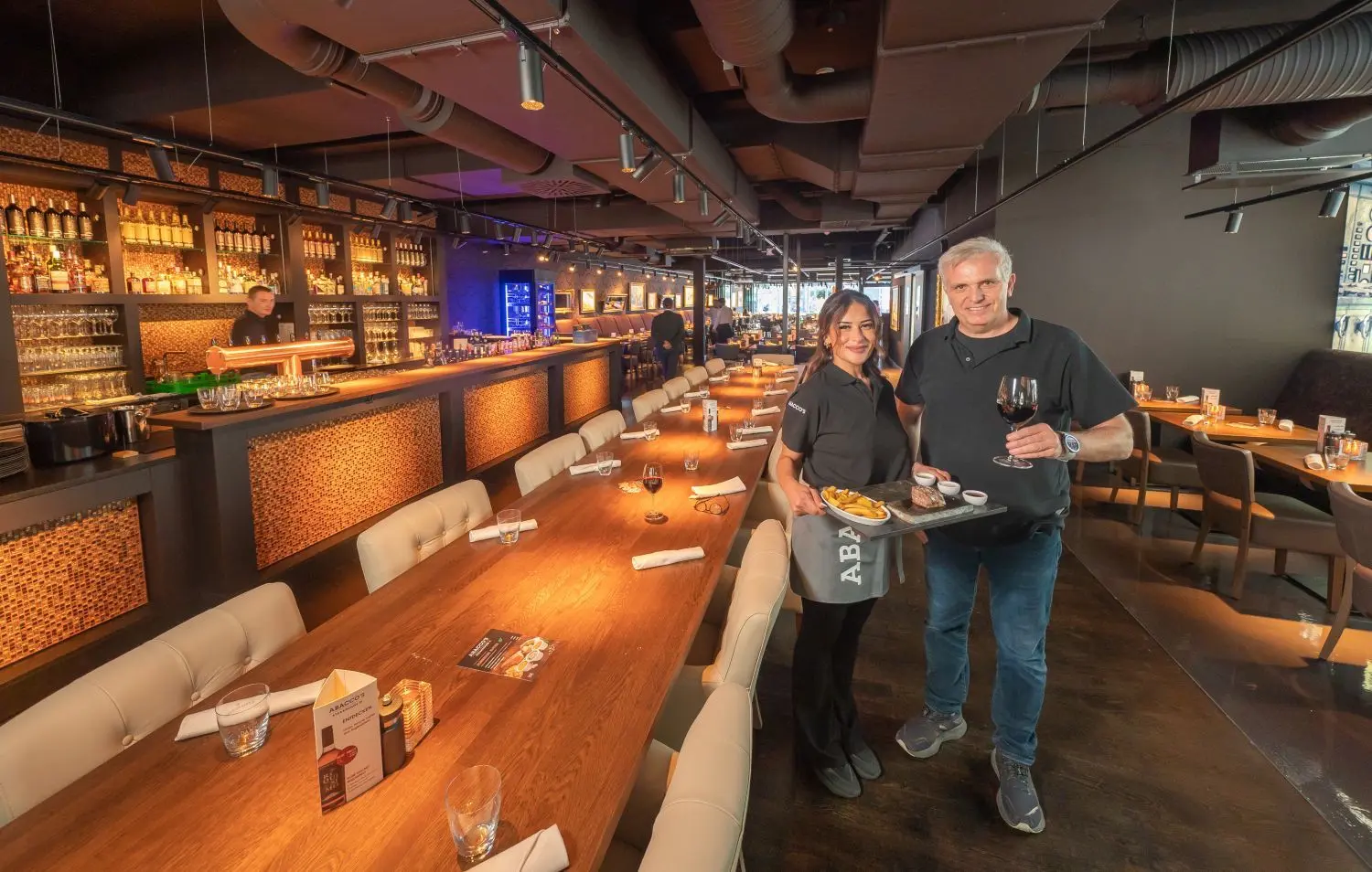 Geschäftsführer des Abacco's, Markus Heim und Mitarbeiterin Pelin im neuen Restaurant.